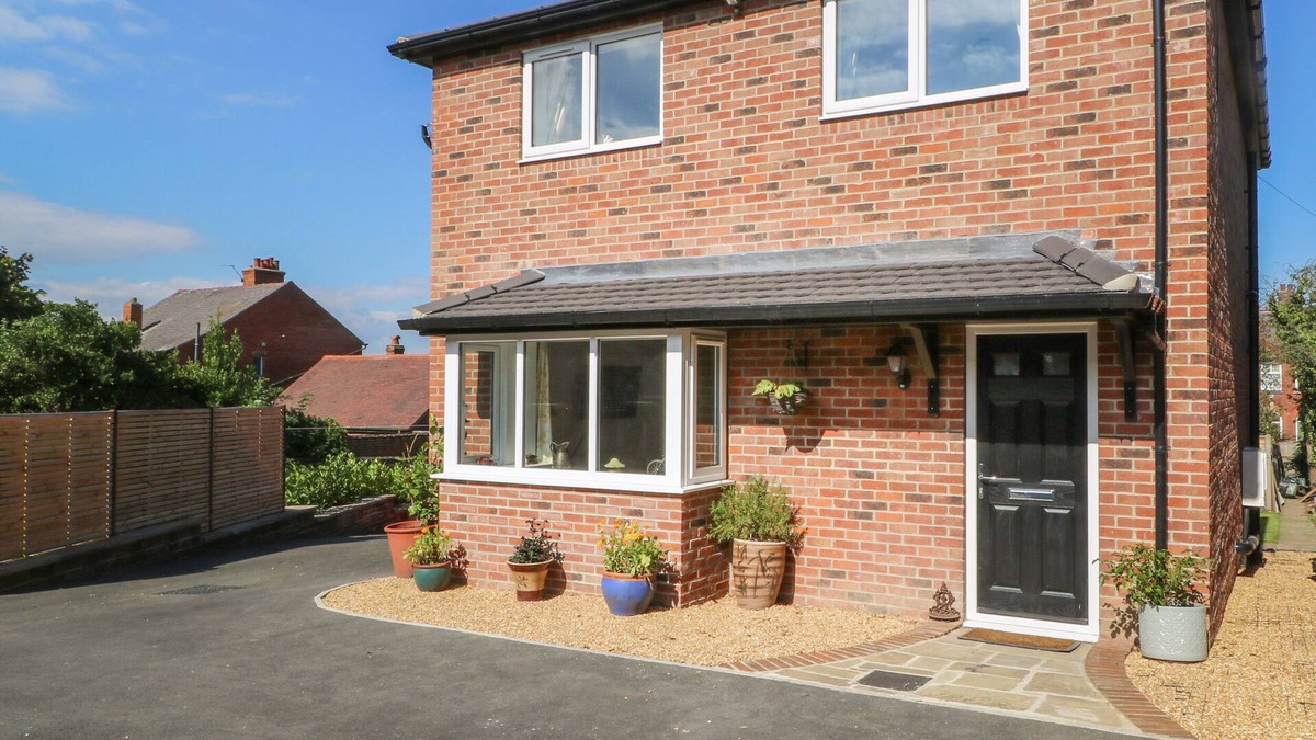 Wakefield Cottage | KILBY LODGE, family friendly, with a garden in Wakefield