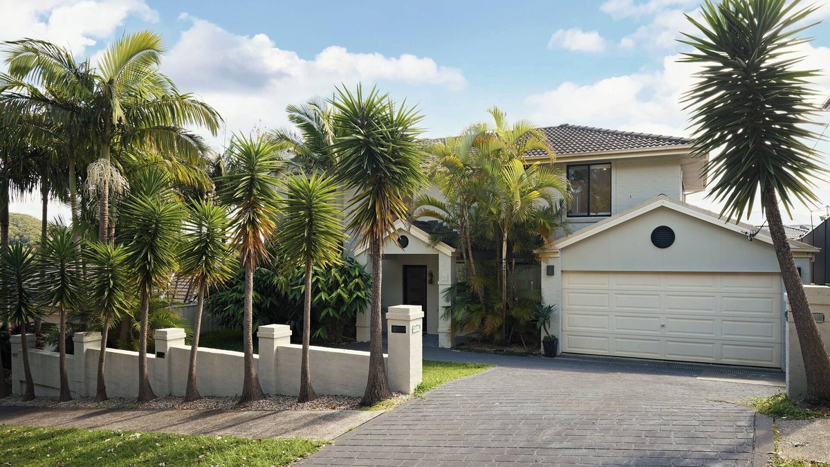 Forresters Beach House | Kinara- 5 bedrooms, walk to beach with pool