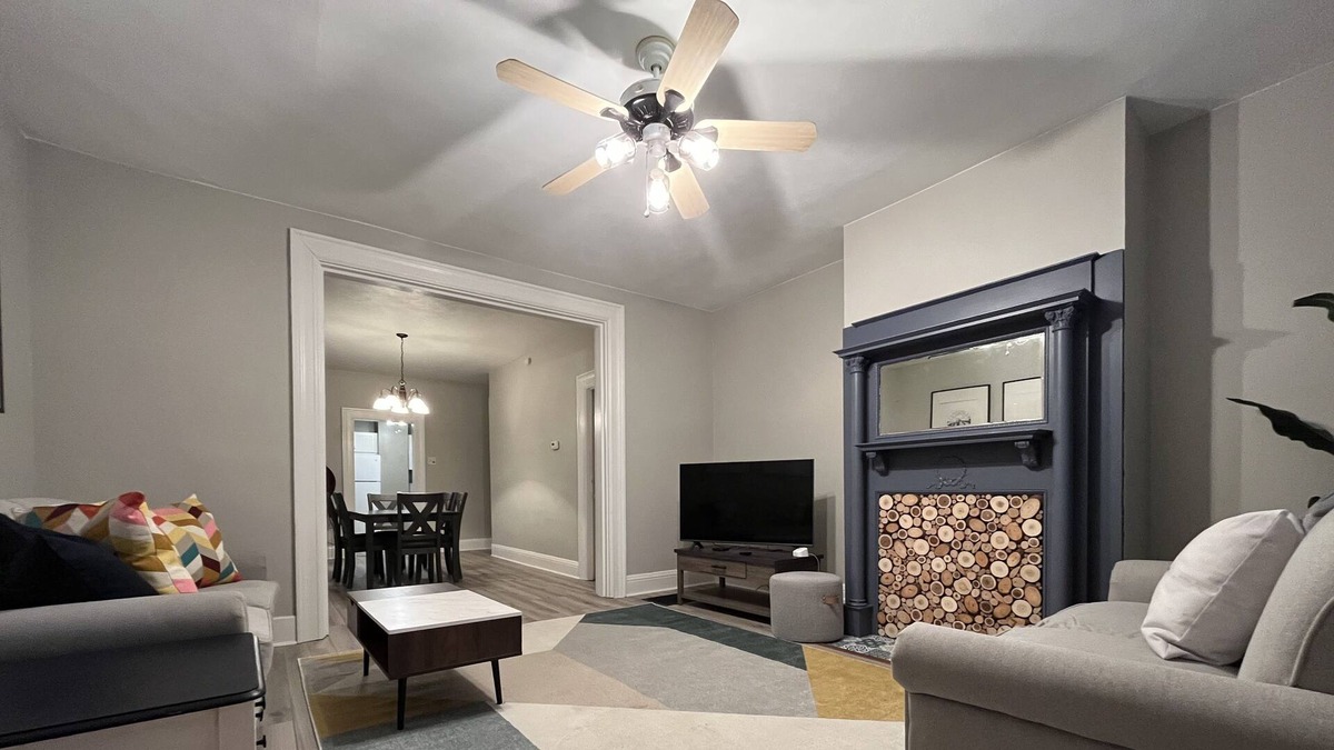 Carnegie House | King and queen bed, entire house, dogs welcome