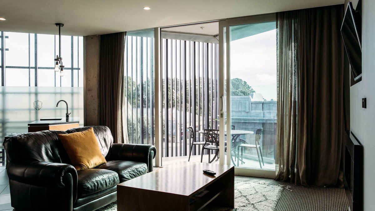 New Plymouth CBD Hotel | King and Queen Hotel Suites