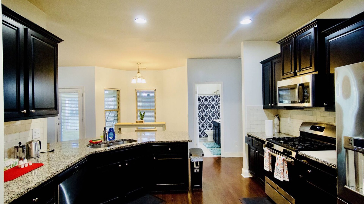 Lithia Springs House | King bed/3 CAR Garage/Ranch Home