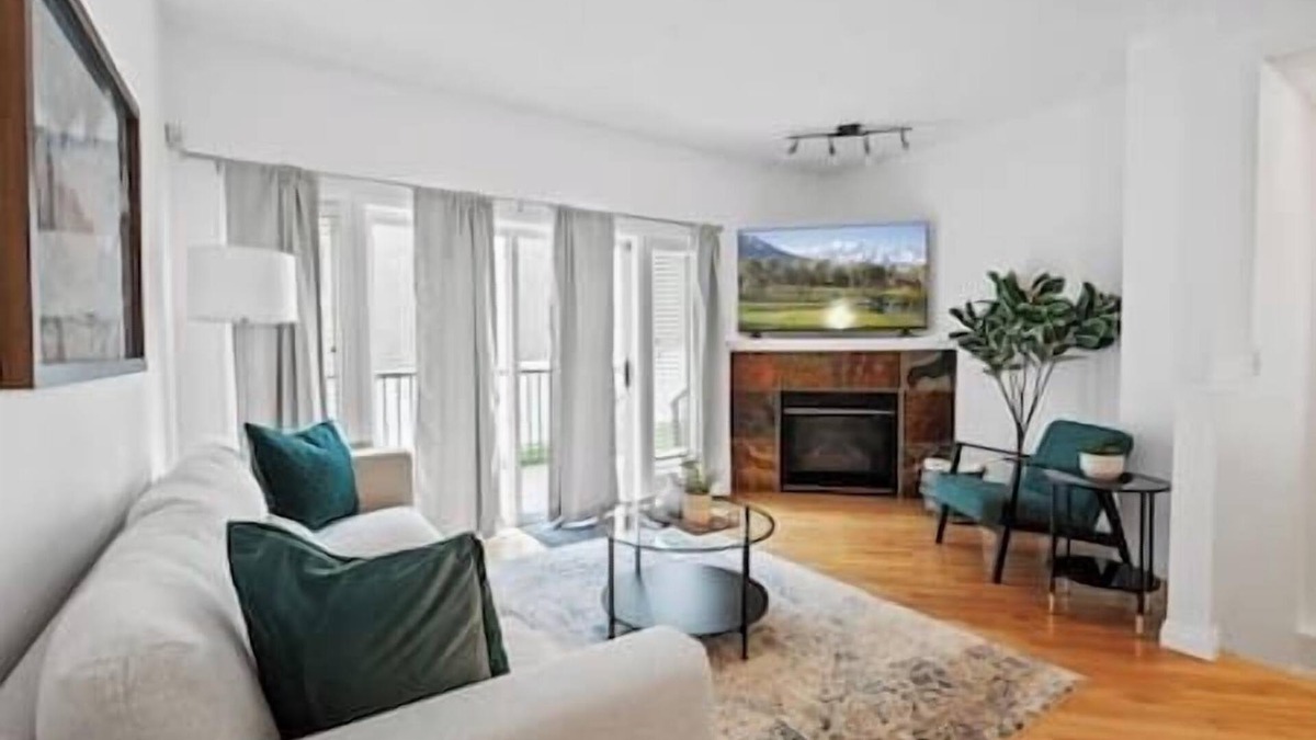 Marda Loop House | King Bed | 3BD | AC | Mins from Downtown | Garage