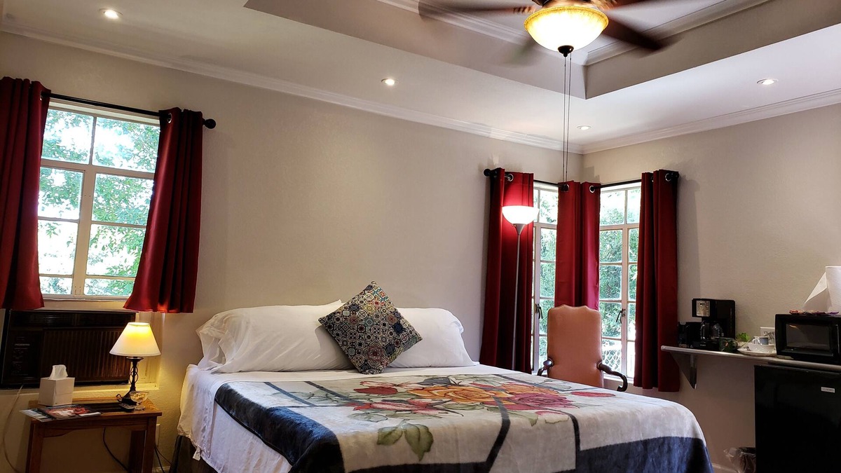 Ingram Hills House | King bed! 9 guests 4 Bath Pet Friendly:-)