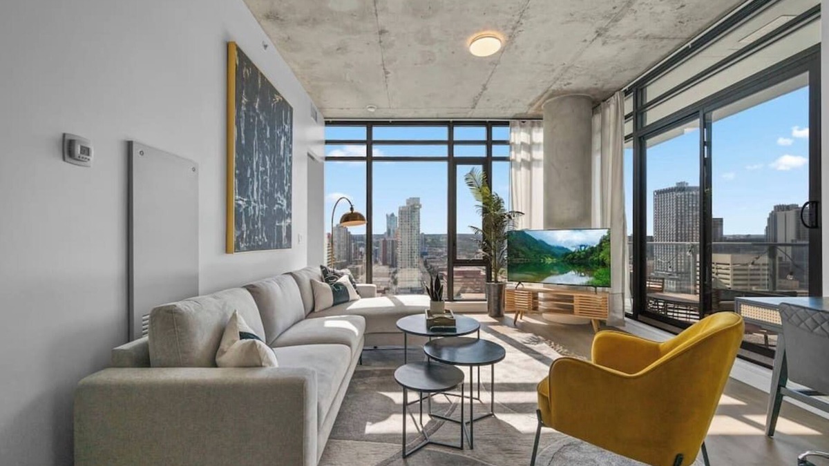 Connaught Condo | King Bed|AC |UG Park |DT Views |Mins to Saddledome