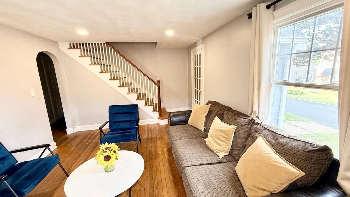 Bristol House | KING BED, Affordable Classic Bristol Home Sleep 8+