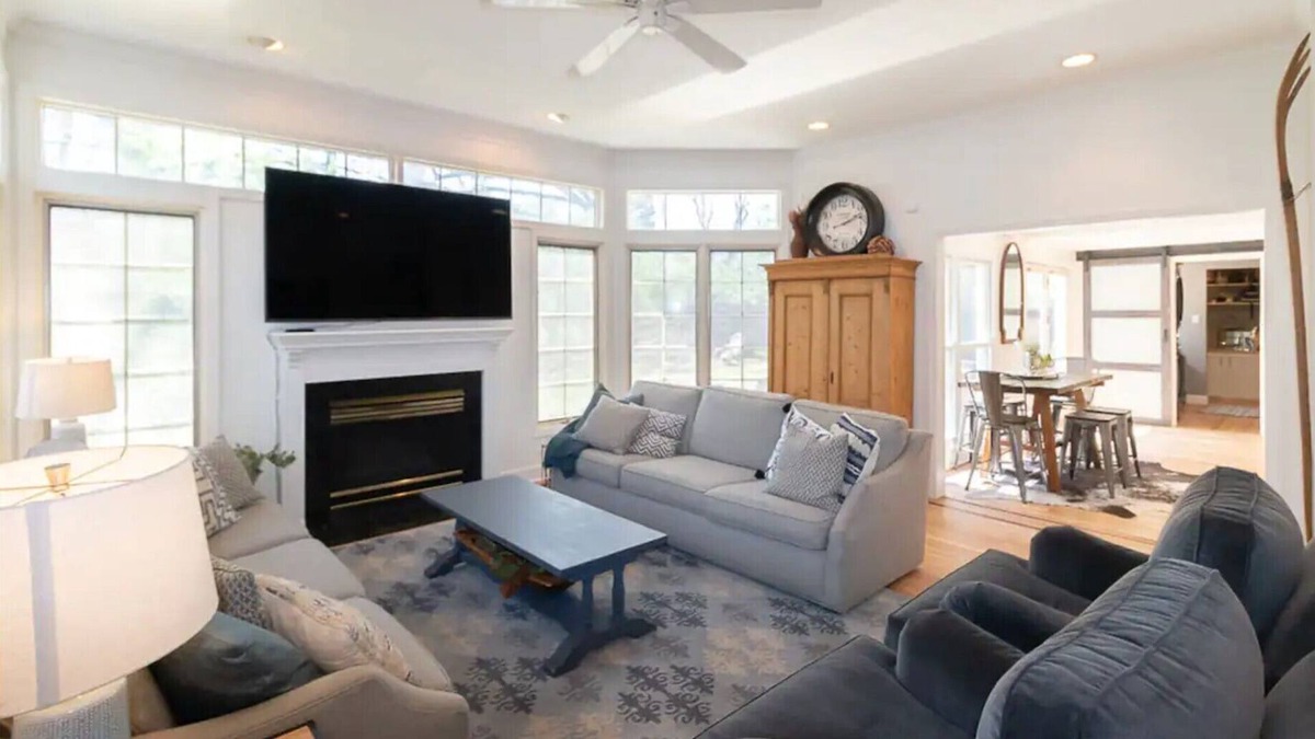 Topeka House | King Bed and Huge Yard Elegant Colonial Garden Home KTW3121
