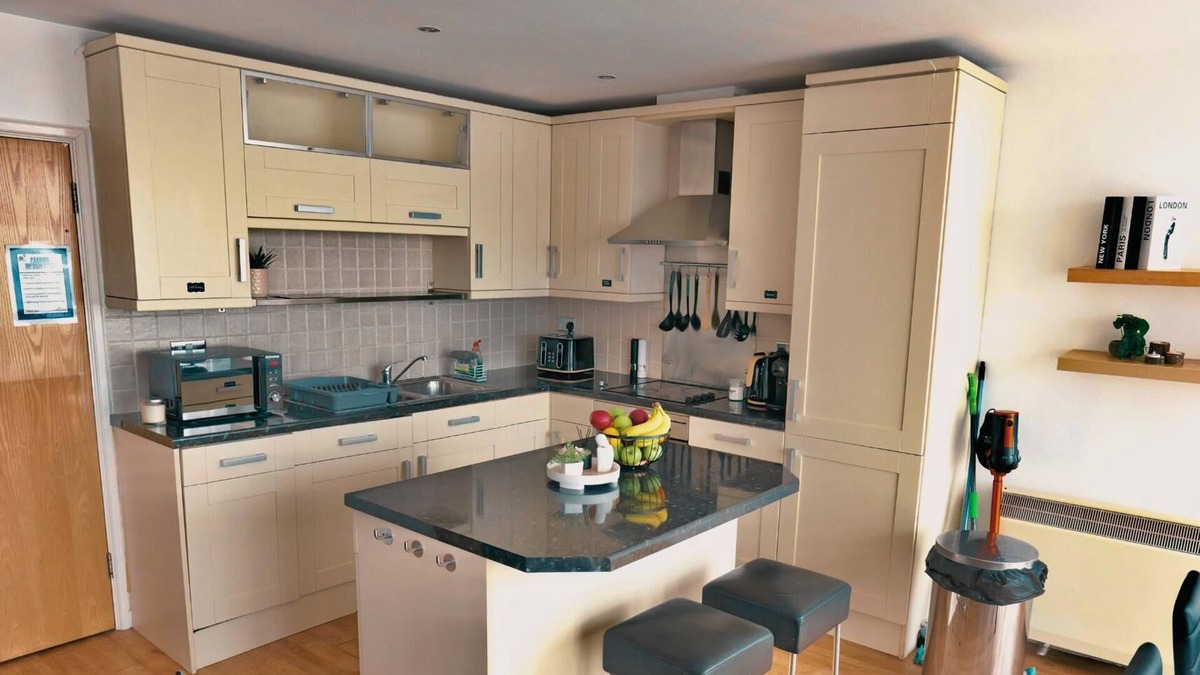 Old Trafford Apartment | king bed apartment with parking