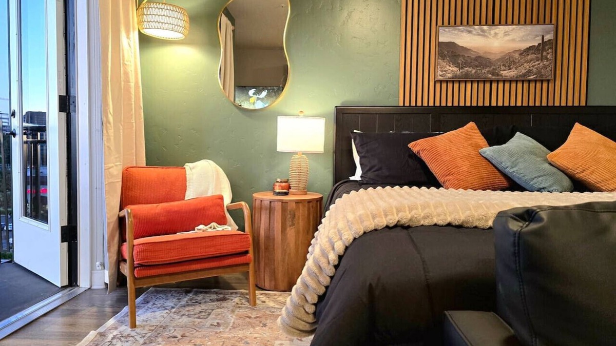 Boise Apartment | King Bed, Coffee Bar, Balcony, Hot Tub