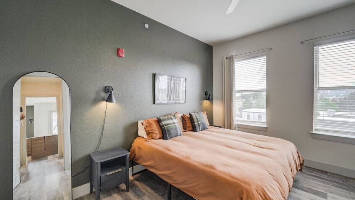 Fort Worth Apartment | King Bed, Corp Stays, West 7th Cowboy's Retreat
