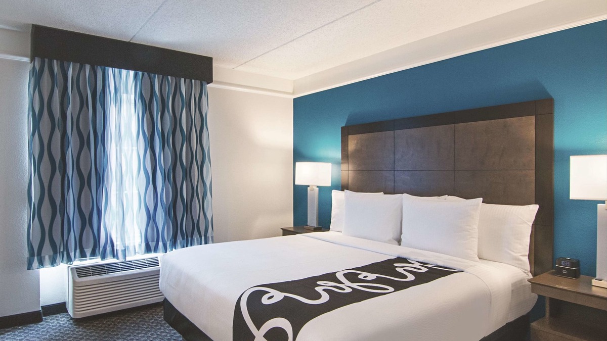 Orlando Hotel | King Bed Deluxe, La Quinta Inn & Suites, Poolside Fun, Near UCF & Universal