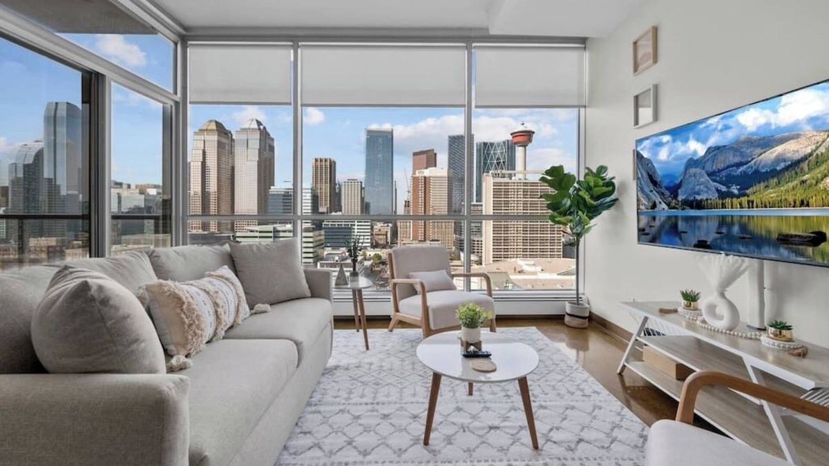 Beltline Apartment | King Bed | DT Views | UG Park | Walk to Saddledome
