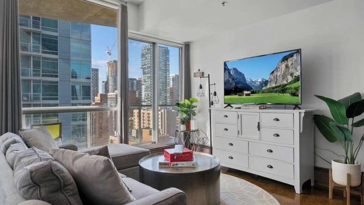 Beltline Apartment | King Bed | DT Views | UG Park | Walk to Saddledome