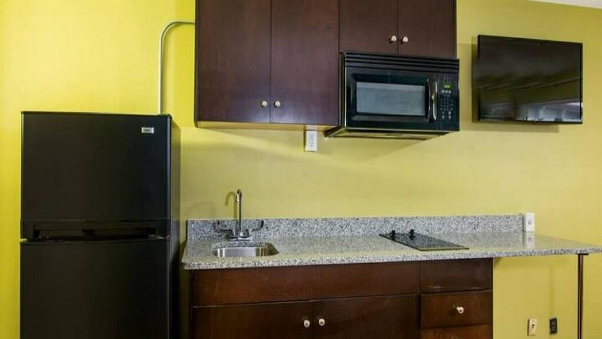 Selma Hotel | King Bed Efficiency Non-Smoking at Royal Extended Stay Hotel Selma I-95