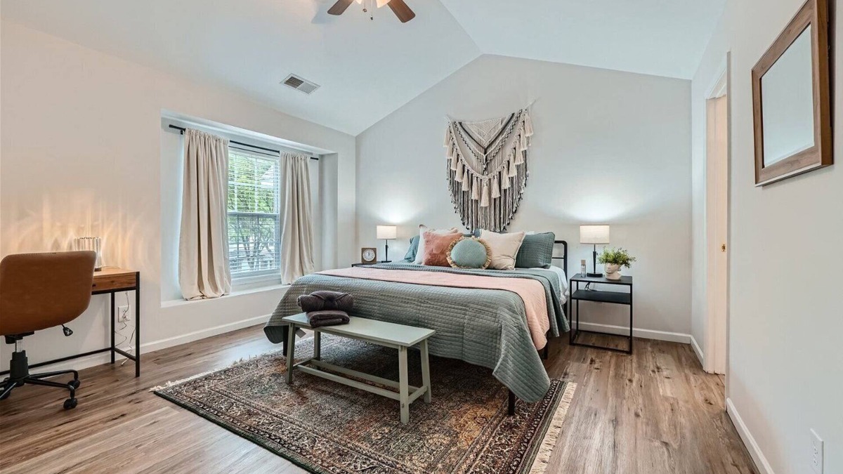 Charlotte House | King Bed-Family Friendly Townhome in University Area