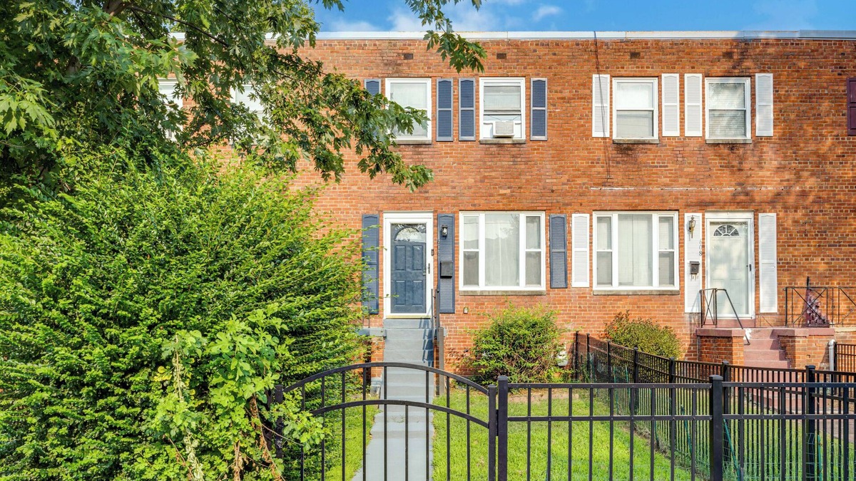Southwest Quadrant House | {King Bed & Free Parking & Fenced Yard} ~ {Vintage Retreat}