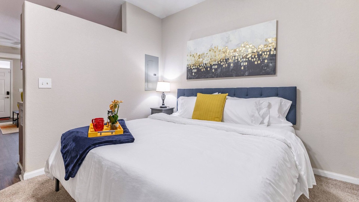 Huntsville Apartment | King Bed, Free Parking, Fast WiFi, Gym