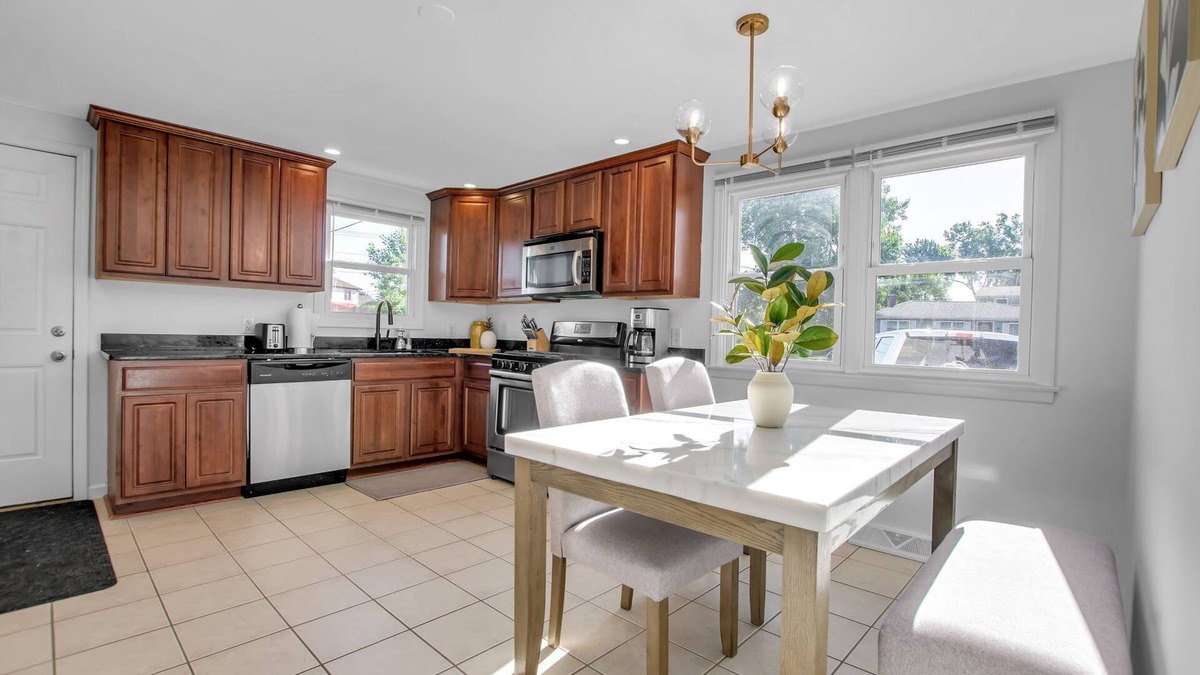 Cheektowaga House | King Bed, Fresh & Clean. 3 Bed 1.5 Bath, Extended Stay.