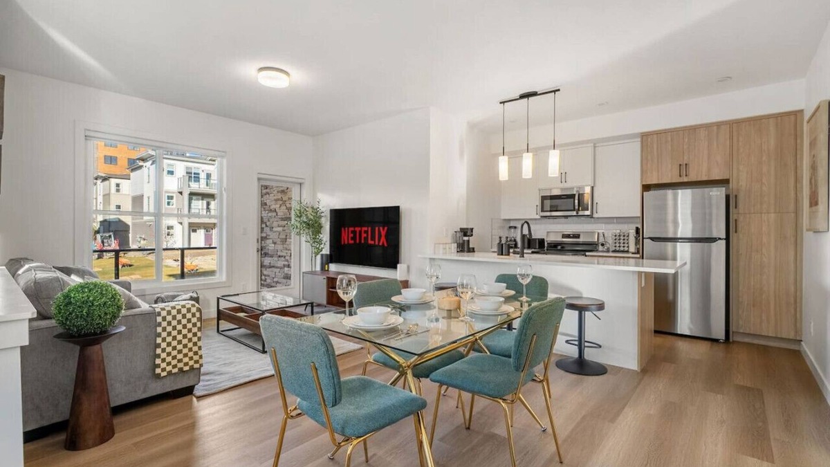 Springbank Hill House | King Bed » Garage » AC » Full Kitchen » 65`