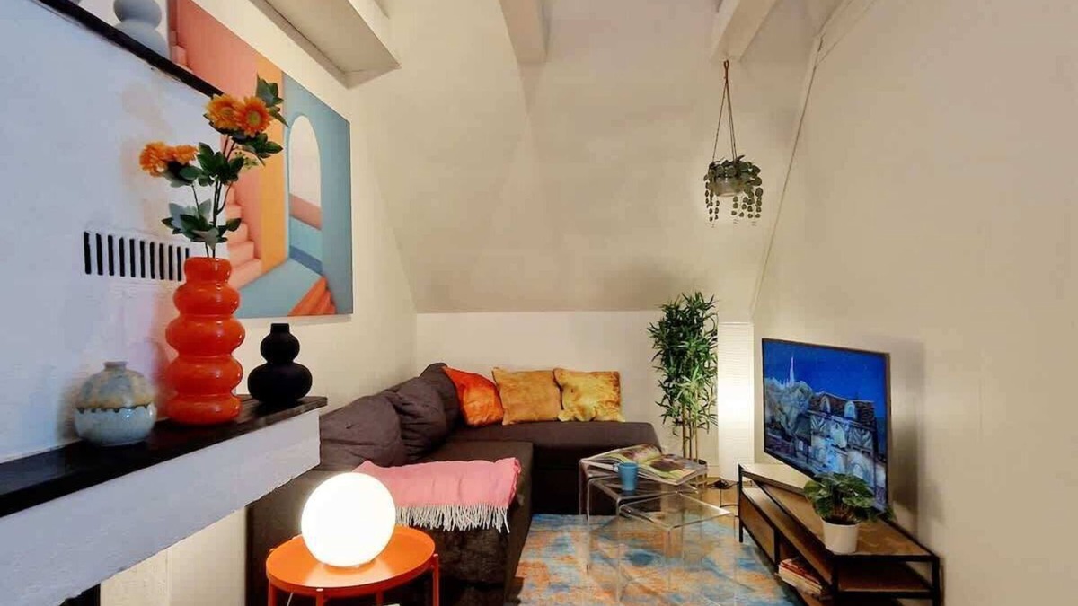 Engen Condo | King bed! Great location! Top floor!