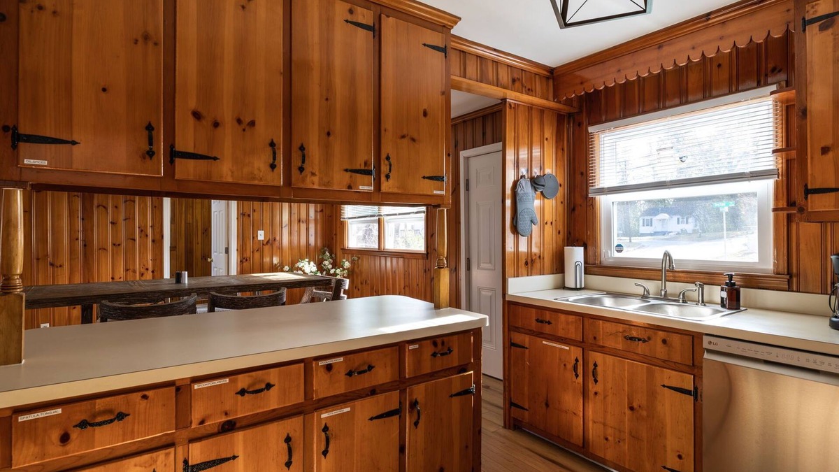 Greensboro House | King Bed, High Speed Internet, work space, well equipped for long stays!