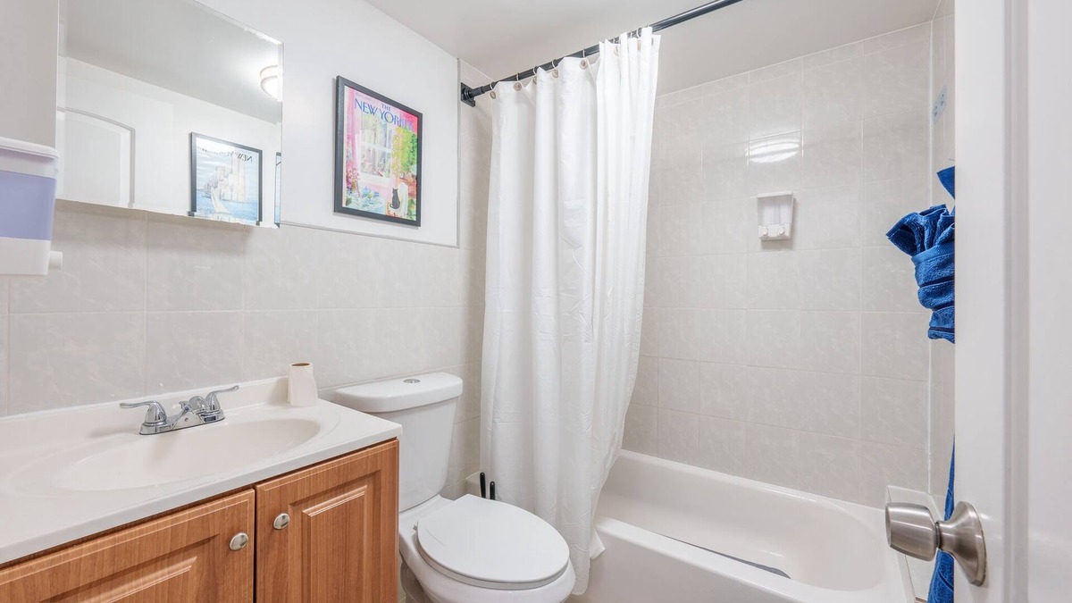 Queens Apartment | King Bed in 2nd Fl apt on Dead End St