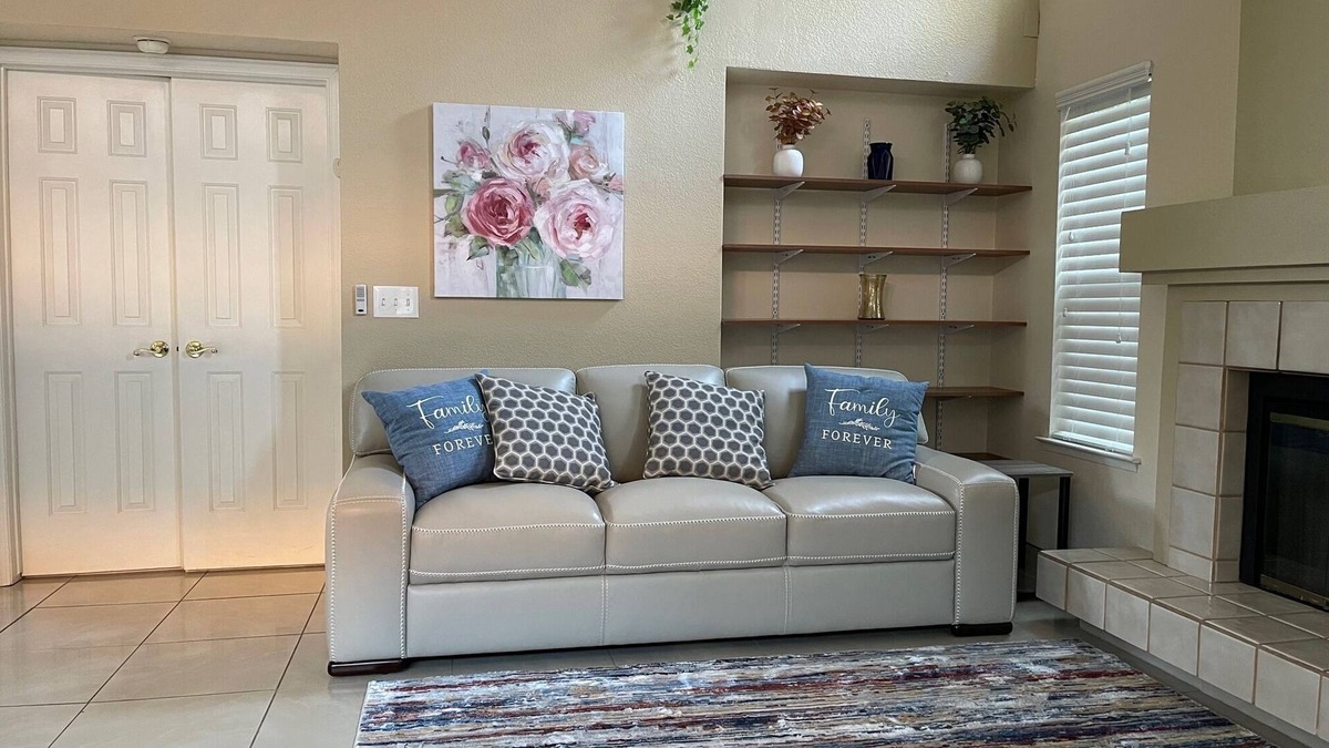 Raisin House | King bed in gated community very next to Woodward Park. Waking, dinning & shops