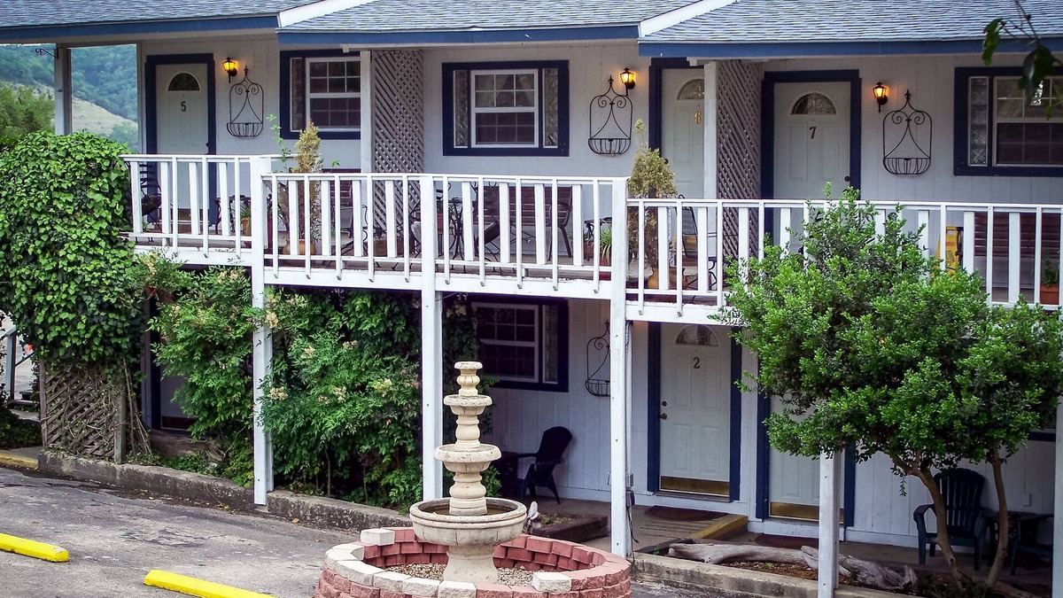 Canyon Lake Cabin | King Bed/Kitchenette/Lake View
