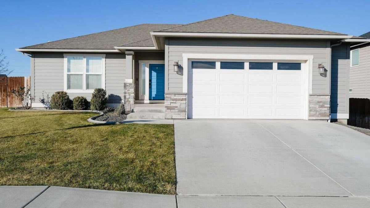 Tri-Cities House | King Bed, Large Kitchen, Yard & Garage #6027