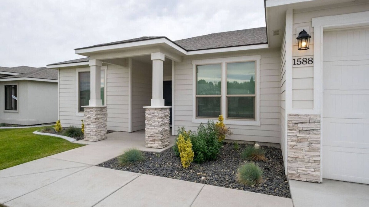 South Richland House | King Bed, Large Yard & 3 Car Garage 4/2 - #1588