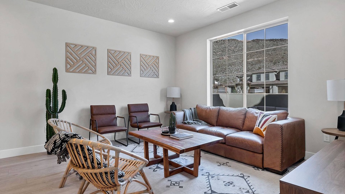 Washington House | King Bed, Luxury Pool, Pickleball Court, RV Parking, Coffee Bar, Patio