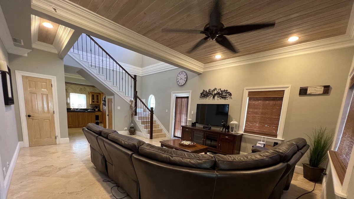 George Town House | KING BED MASTER SUITE- 3 MIN to BEACH... 4B/4B SLICE of PARADISE withCENTRAL AIR