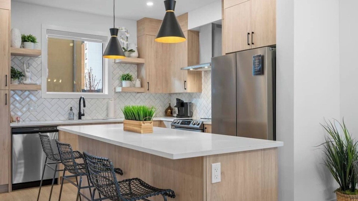 Southwest Calgary House | King Bed |Min to DT |3BR |Garage| Chef's Kitchen