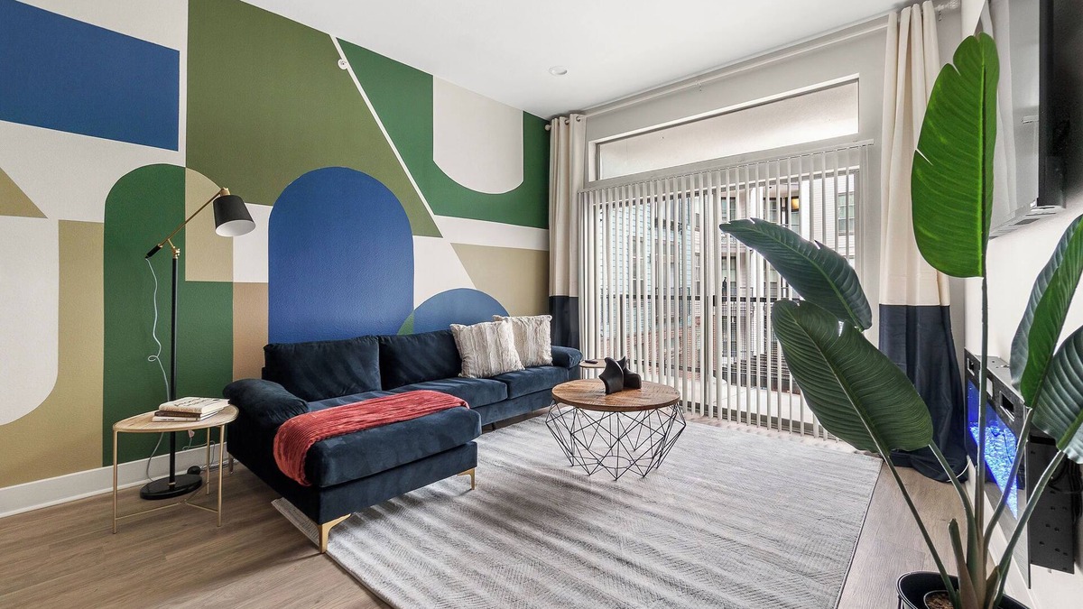 Deep Ellum Apartment | KING Bed Oasis! Deep Ellum/Gated Parking/Luxe/Close to Major Cities