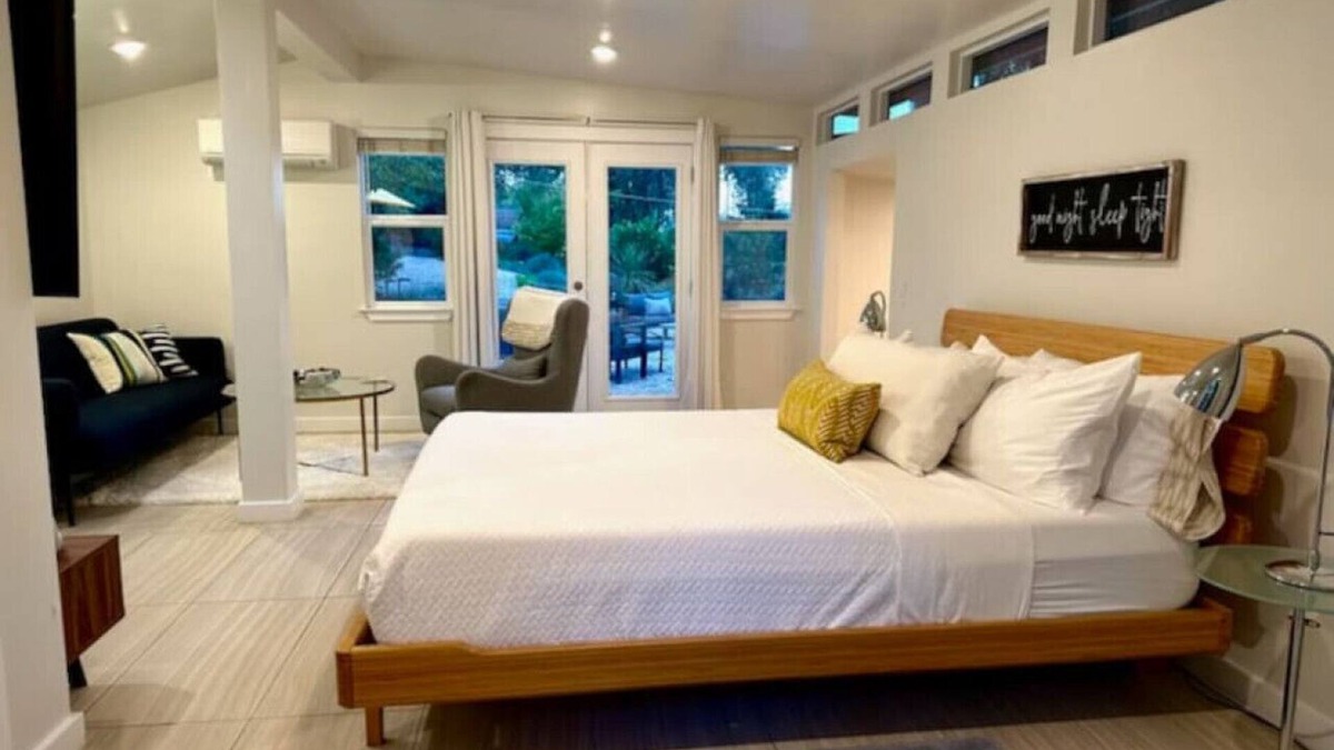 Carmichael House | King Bed-Peaceful Modern Cottage-Garden Setting