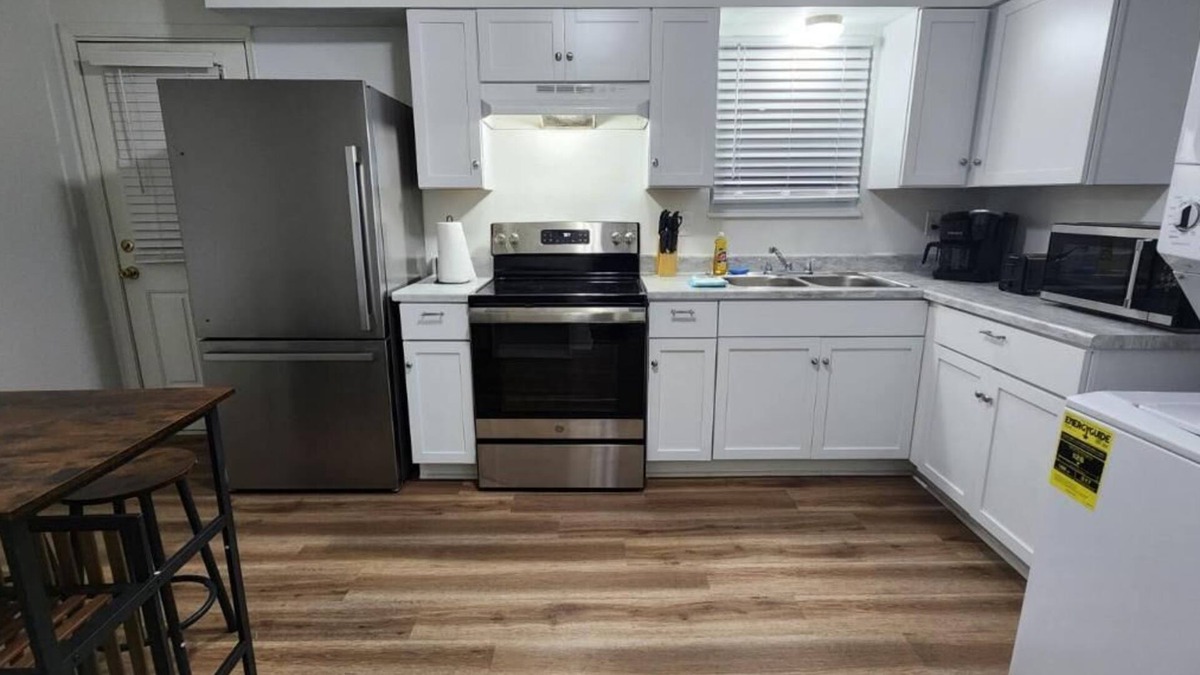 Buechel Apartment | King Bed| Pet Friendly |2BR Townhome with Parking