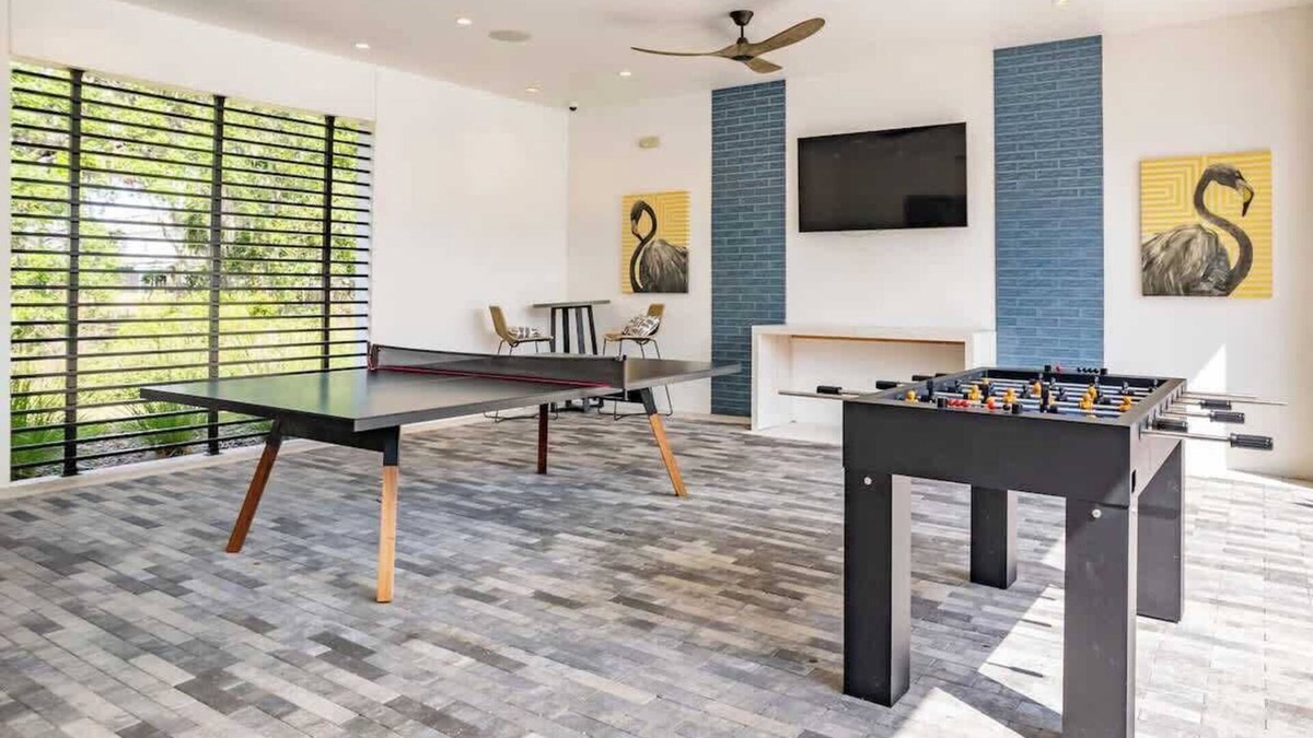 Southeast Orlando Apartment | King Bed, Pool & Gym, Near Parks, Pets allowed