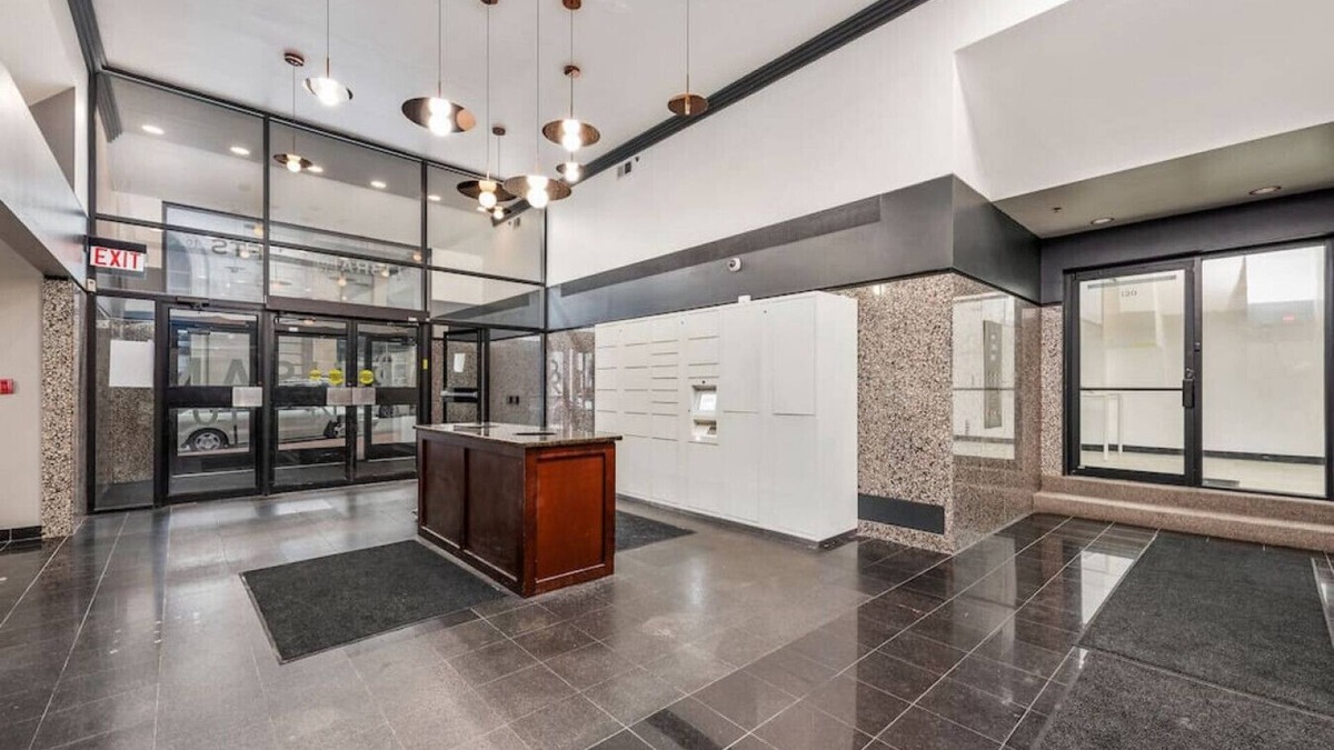 Downtown Kansas City Apartment | King Bed| Power & Light Area | Pool | Free Parking
