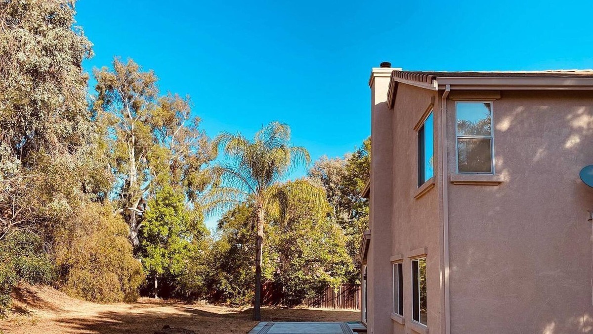 Antioch House | King Bed Private Room/Bathroom + FREE Parking