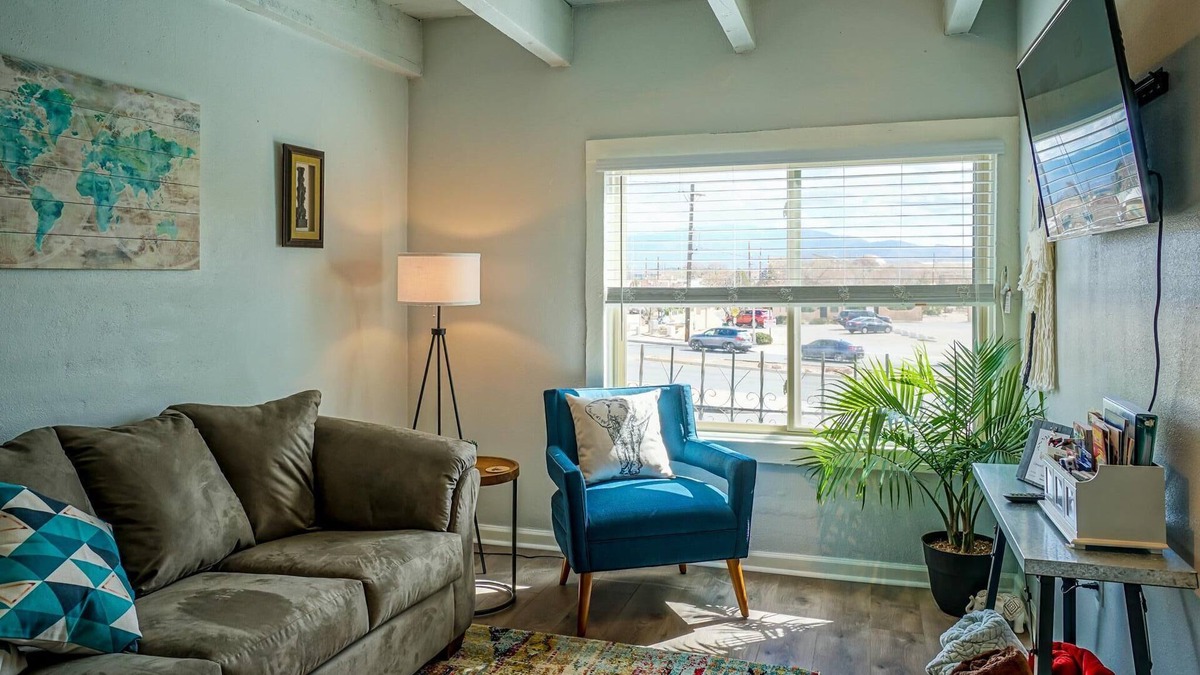 West Old Town Apartment | King bed, Queen bed, 2 TV's, Vacation Safely!