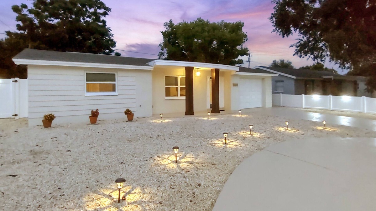 Holiday House | King Bed & Queen Luxury Retro 2/1/1 W/D+Kitchen+Garage+Patio+3 RokuTVs+Workspace