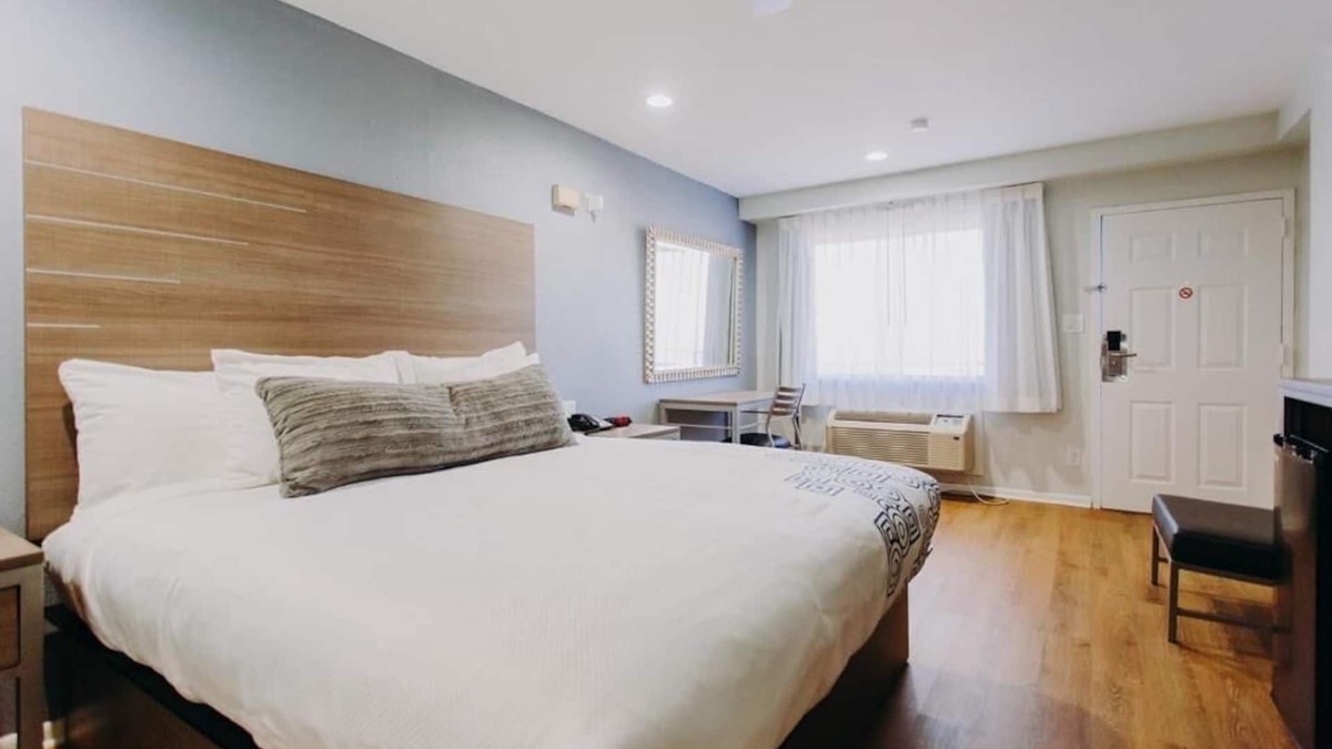 Clear Lake Shores Hotel | King Bed Room, Scottish Inn & Suites, Free Parking, Kemah Boardwalk Access