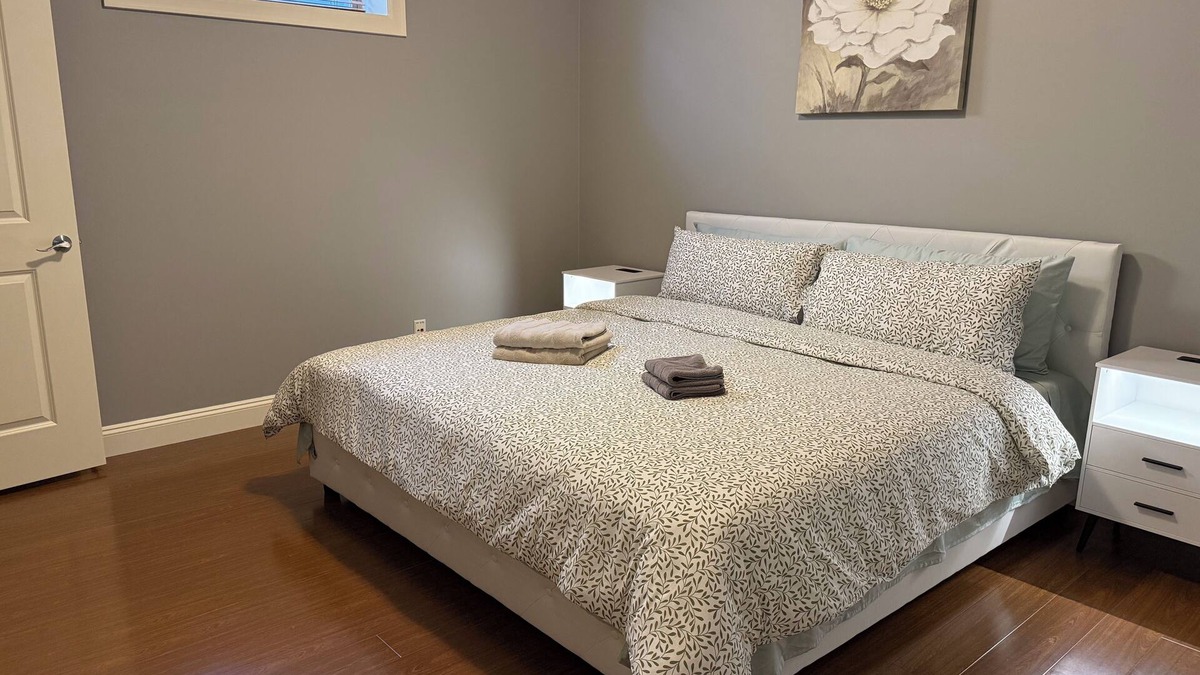 Arbutus Ridge House | King-bed Room1, SHARED Bathroom & Common Space