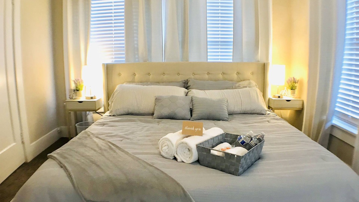 Oleander - Sunset Apartment | King Bed/Sleeps 4/Furnished Private APT/In-Unit Washer Dryer/Smart HDTV