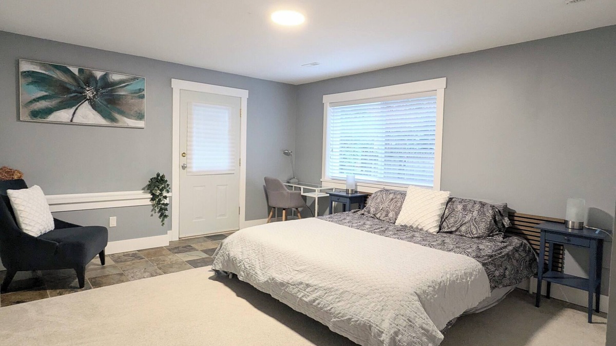 Coquitlam House | King bed, spacious suite with Netflix and Prime