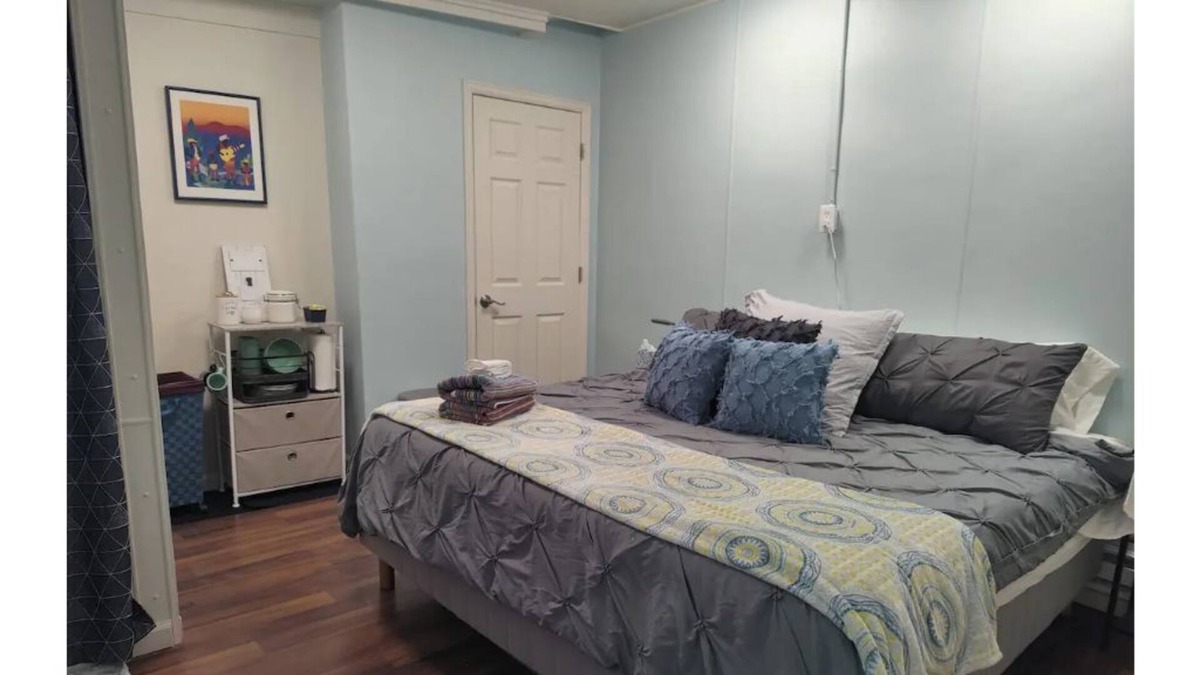 Eiber House | King Bed Studio near Downtown/Red Rocks West Colfax