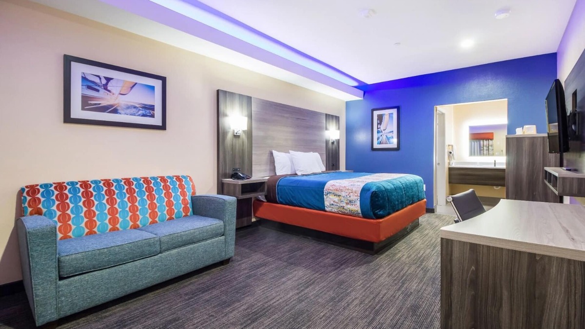 Houston House | King Bed Suite, Scottish Inns, Guest Laundry, Near Bush Intercontinental