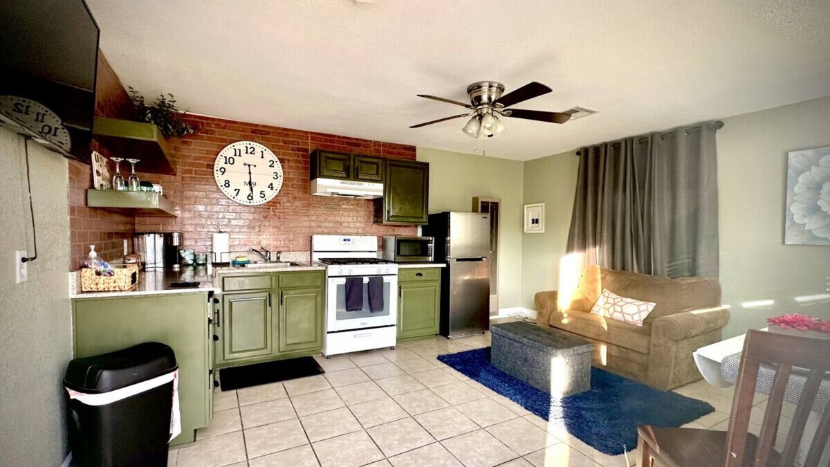 Downtown Redlands House | King Bed | Travel | Work | Dog Friendly