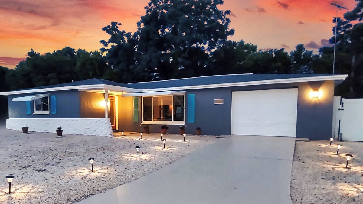 New Port Richey House | King Bed w/Bath Ensuite&Queen 2/2/1—2 Living Spaces—Kitchen+4RokuTVs+W/D+Patio