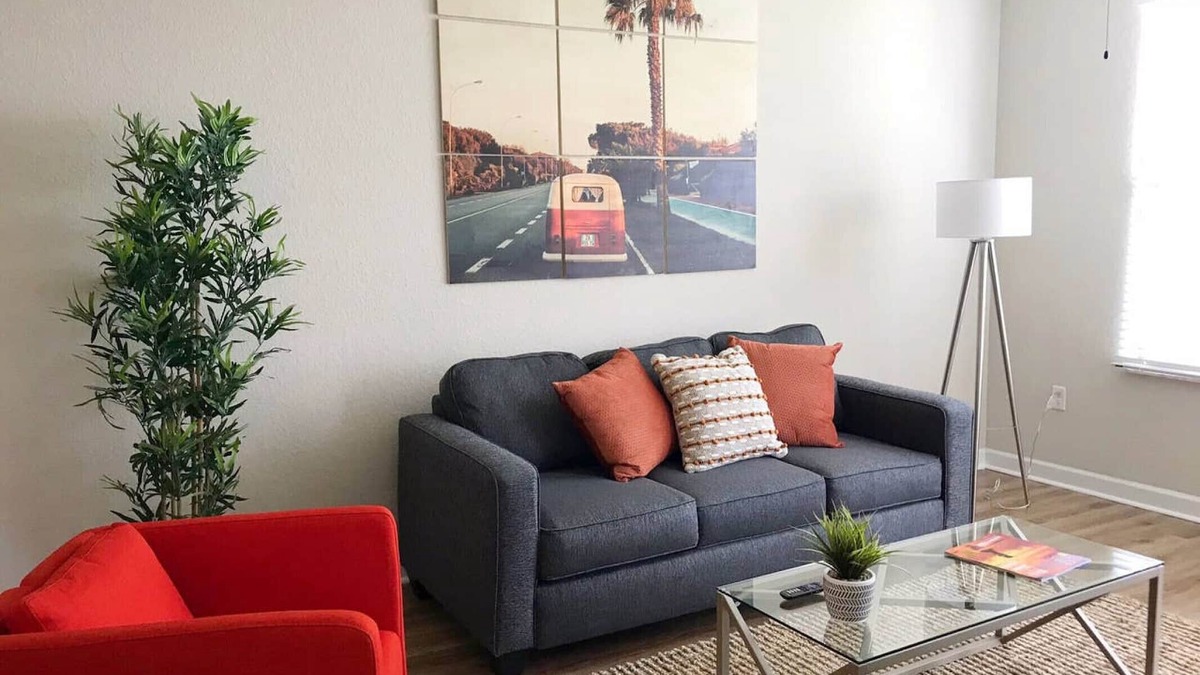 Carver City - Lincoln Gardens Apartment | KING Bed, Walk to Shopping/Food, Pool and Gym!