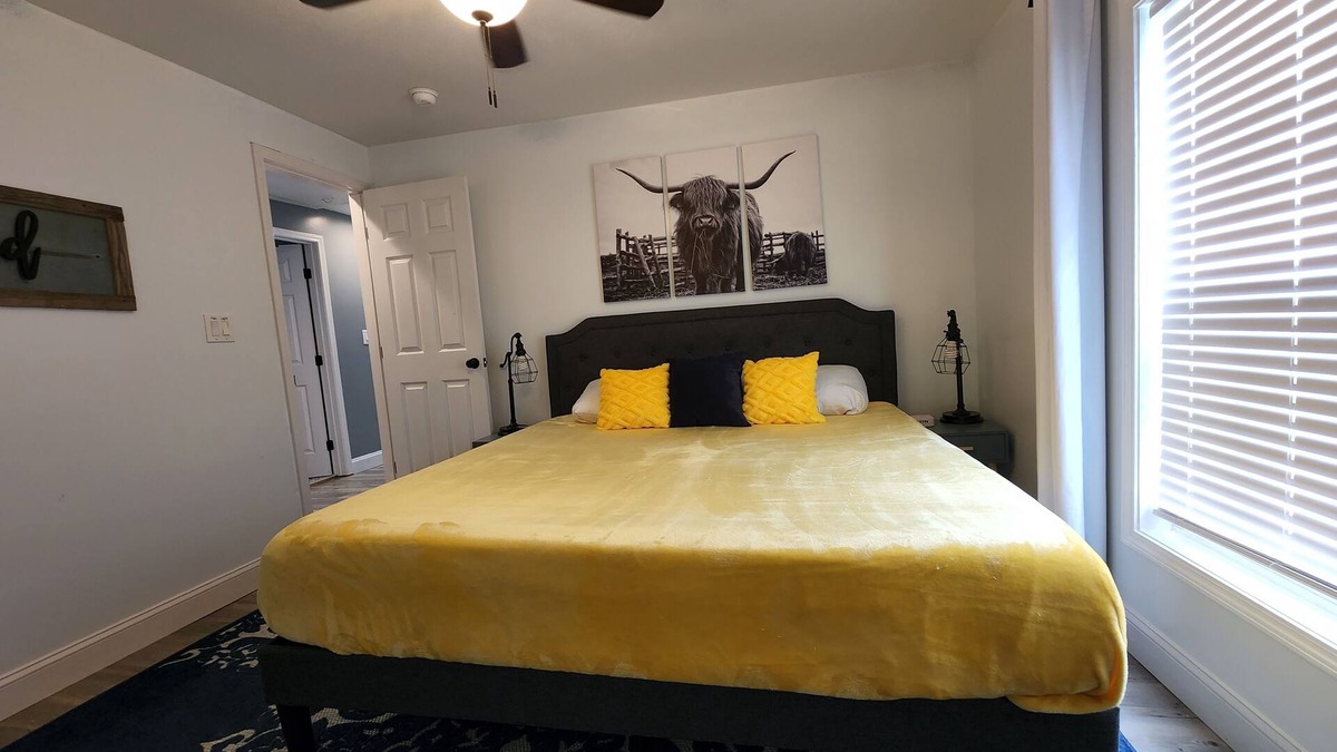 Jeffersonville - Clarksville House | King Bedroom, Outdoor Cabana w/Bed Swing, Quiet House Minutes to D/T Louisville
